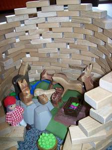 Bauzimmer mit Konstruktion aus Holzbausteinen und Figuren